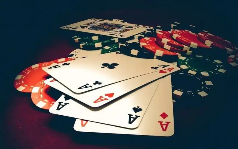 Antarmuka Push Gaming di aplikasi asiawin menampilkan grid permainan slot dan tabel live dealer