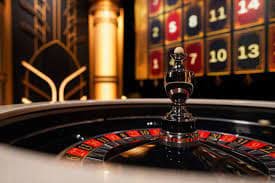 Tampilan slot Push Gaming dengan tema Asia dengan gulungan berwarna-warni dan simbol emas